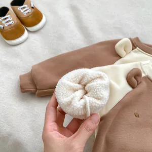 Détail de la doublure en polaire blanche et capuche à oreilles d'ours pour bébé