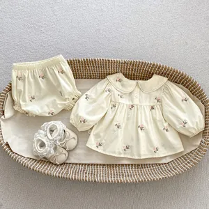 Set neonata con ricami floreali composto da camicetta, pantaloncini e scarpine