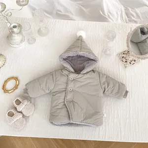 Détail de veste d'hiver pour bébé avec doublure en velours et poignets coupe-vent