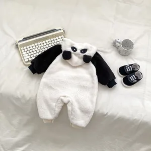 Pagliaccetto a forma di panda per neonati con orecchie 3D su sfondo di cotone morbido