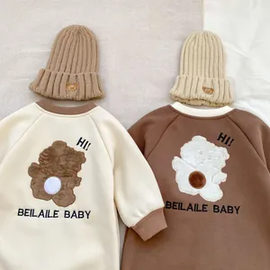 Détail du sweat-shirt en polaire pour bébé avec broderie ours et bonnet en tricot assorti