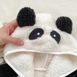 Dettaglio del cappuccio a forma di panda con orecchie soffici e morbido tessuto felpato