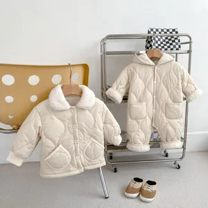 Tutina invernale trapuntata per neonati color crema con colletto in pile e cappuccio