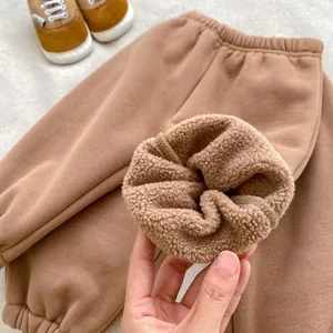 Détail du pantalon d'hiver pour enfant montrant la doublure polaire chaude épaisse