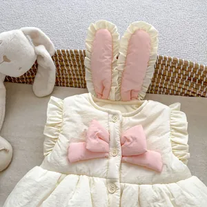 Détail du gilet matelassé pour bébé avec oreilles de lapin roses et grand nœud
