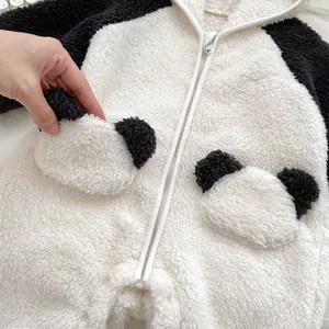 Dettaglio della tasca panda e della cerniera sulla tutina da neonato panda