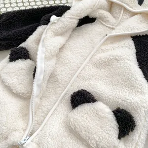Pagliaccetto con cappuccio panda per neonati in morbido pile bianco e nero con orecchie