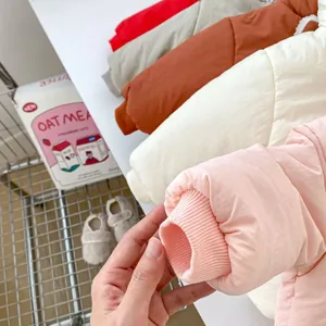 Détail de la veste matelassée enfant avec poignets élastiques coupe-vent et texture douce