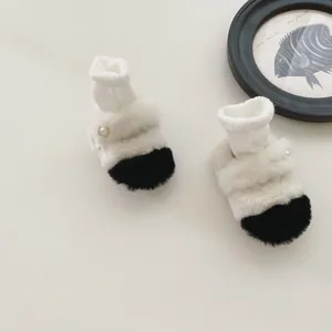 Chaussons d'hiver en peluche pour bébé noir et blanc avec détail perle et semelles