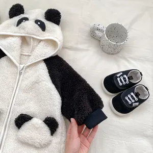 Dettaglio della tutina panda in pile con orecchie 3D e cappuccio morbido per neonati
