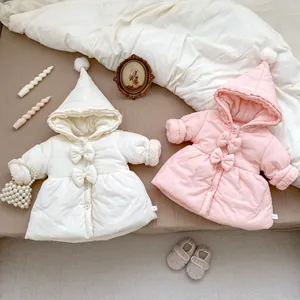 Details von Baby-Winterjacken mit Kapuze, Kunstpelzbesatz und süßen Schleifenakzenten