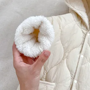 Dettaglio della calda fodera in pile e trapuntatura a rombi sulla tutina invernale