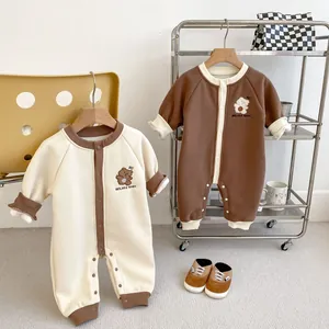 Barboteuse bébé mignonne avec broderie ours en crème et marron, style automne manches longues