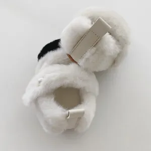 Vue détaillée de dessus de chaussures de marche pour bébé en fourrure avec boucle perle