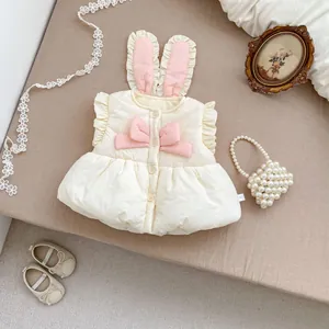 Détail du gilet matelassé pour bébé avec oreilles de lapin et gros nœud rose