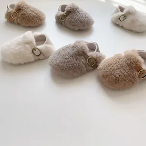 Details von Plüsch-Lauflernschuhen mit weichen Sohlen und Leder-Verstellriemen