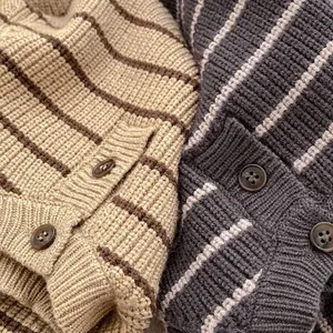 Conjunto de cárdigan de punto a rayas para bebé en beige y gris con botones madera