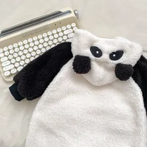 Dettaglio tutina panda per neonati in morbido pile con ricamo sulle orecchie del cappuccio