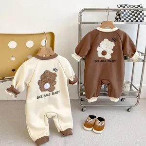 Détail de barboteuses pour bébé avec broderie ours en peluche et bords-côtes doux