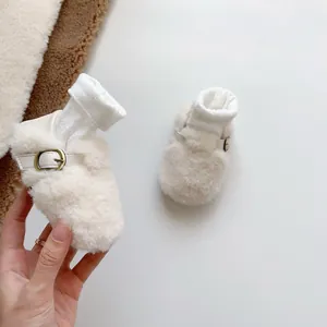 Baby-Plüschschuhe mit weicher Sohle und Schnallenriemen in cremigem Weiß für Kleinkinder