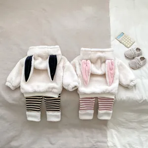 Detail eines Baby-Winter-Fleece-Sets mit süßen 3D-Hasenohren und Streifenhose