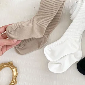 Détails de la maille côtelée et élasticité des leggings en coton pour bébé en trois coloris