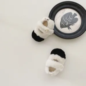 Chaussures de Premiers Pas en Fausse Fourrure Bébé Fille Semelle Souple Hiver Chaud Künstliche Perle Contraste Noir Blanc Mary Jane