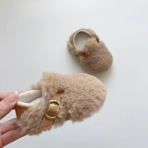 Detailansicht der Baby-Fell-Loafer mit Lederriemen und goldener Schnalle für Winter