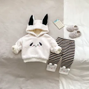 Detail von Baby-Fleece-Hoodie mit Ohren und gestreifter Hose mit Hunde-Applikation