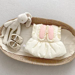 Gilet rembourré crème pour bébé avec oreilles de lapin roses et volants délicats