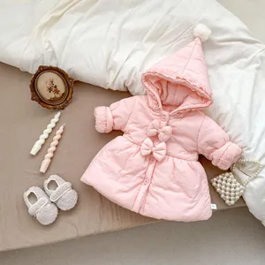 Detail der rosa Winterjacke für Babys mit Schleifen und weichen Plüschkanten