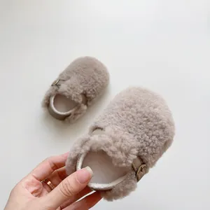 Nahaufnahme weicher Baby-Plüschschuhe mit verstellbarem Leder-Fersenriemen