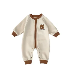 Barboteuse hiver bébé avec broderie ours mignonne et boutons-pression sur fond blanc