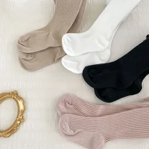 Leggings en coton côtelé pour bébé en quatre coloris : kaki, blanc, noir et rose doux