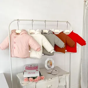 Cinq couleurs assorties de manteaux d'hiver à capuche pour bébé avec doublure polaire