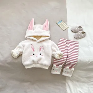 Detailansicht von Winter-Baby-Kapuzenpullover mit Hasenohren und gestreifter Hose