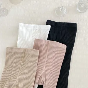 Détail de la taille élastique et de la maille côtelée douce des leggings pour bébé