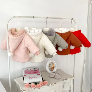 Détails de manteaux d'hiver pour bébé avec doublure polaire et pompon sur la capuche
