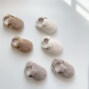 Plüsch-Babyschuhe aus Lammfell-Imitat mit Lederbesatz und verstellbarem T-Riemen in drei Farben