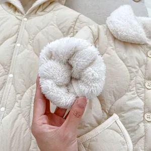 Tutina neonato trapuntata beige con fodera in pile e classica trama a rombi ricamati