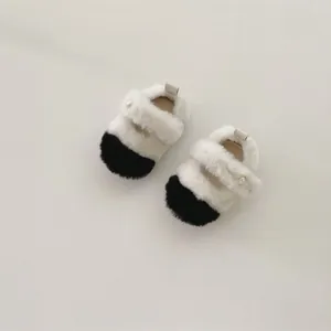 Détail de chaussures de marche bébé en peluche avec boucle perle et fausse fourrure