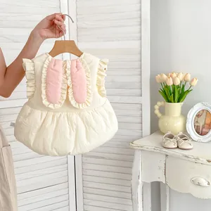 Détail du gilet rembourré pour bébé avec des oreilles de lapin et des bords à volants