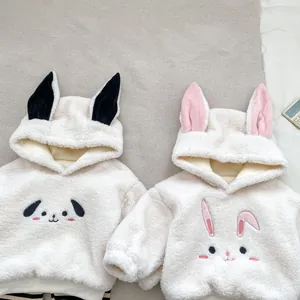Detailansicht der Baby-Fleece-Hoodies mit süßer Hunde- und Hasenohren-Stickerei