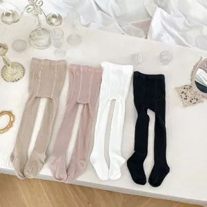 Détail de leggings en maille côtelée pour bébé en quatre couleurs avec taille élastique