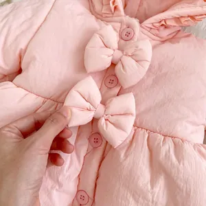 Rosa Wintermantel für Kleinkinder mit süßen Schleifen-Details und Kapuzen-Design