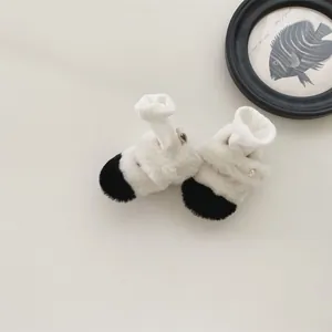 Vue détaillée de chaussures de marche pelucheuses pour bébé avec chaussettes tricotées