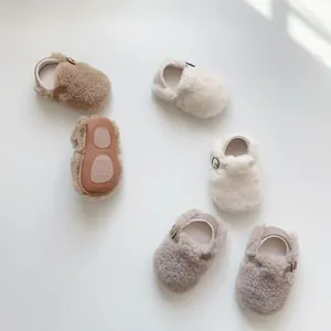 Detailansicht der rutschfesten Gummisohle mit Bärenmuster auf Baby-Plüschschuhen