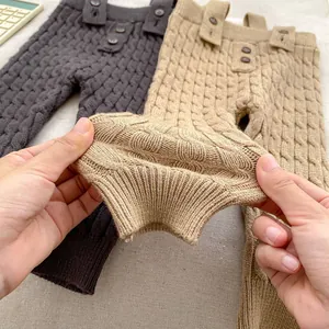 Conjunto de punto para bebé con suéter a rayas y pantalón de tirantes marrón y caqui