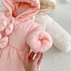 Detail der warmen Kleinkind-Kapuzenjacke mit Plüschfutter und dekorativen Schleifen