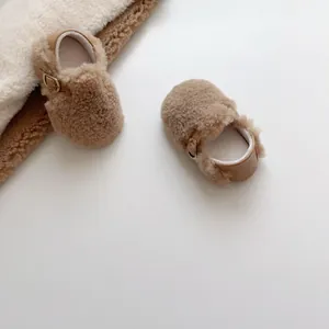 Detail von baby Mary Jane Schuhen aus Plüsch mit Metallschnalle und weicher Lammwolle